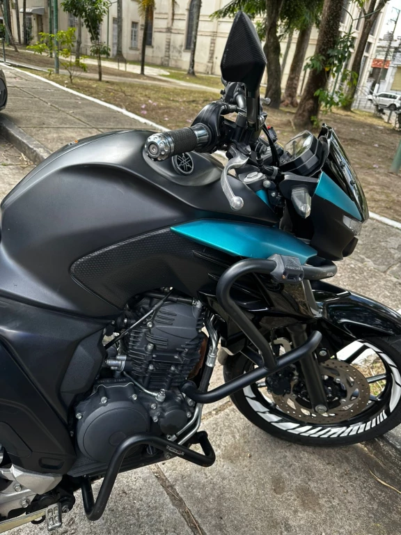 Foto YAMAHA YZF R-15 155 ABS 2024