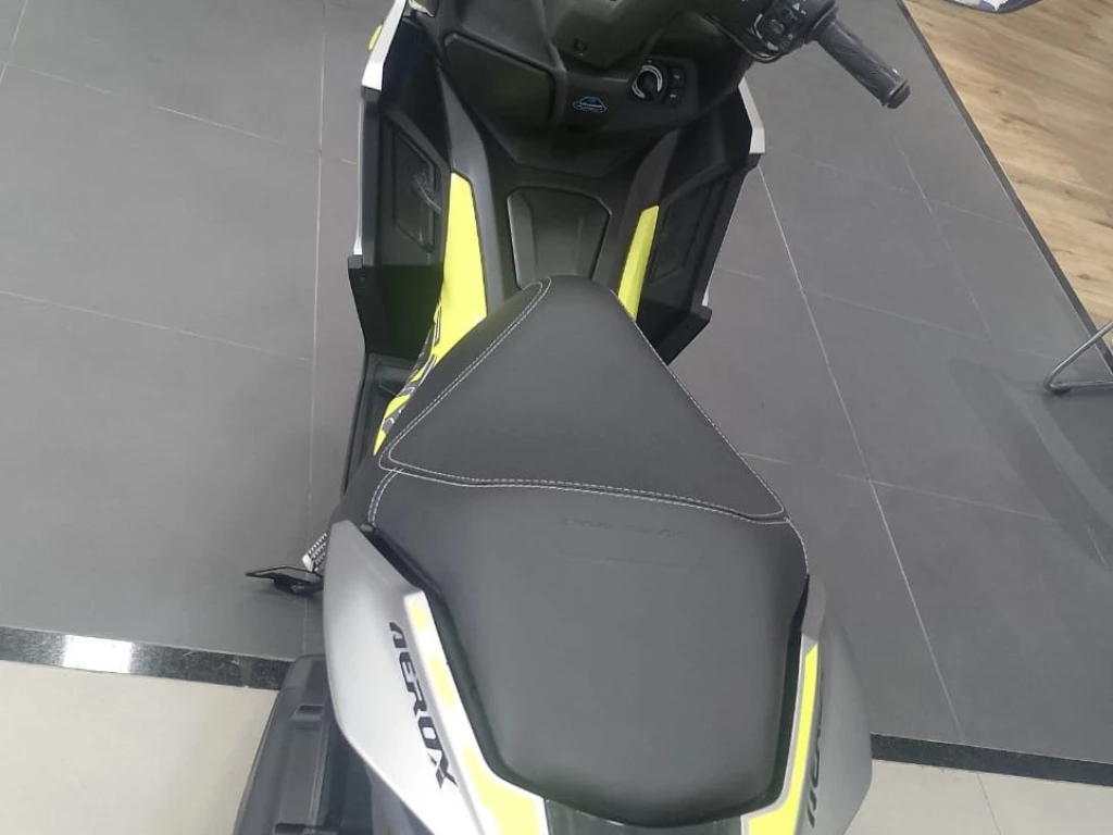 Yamaha Aerox Connected ABS 2026 prata à venda no Motonline - foto 5 de 9