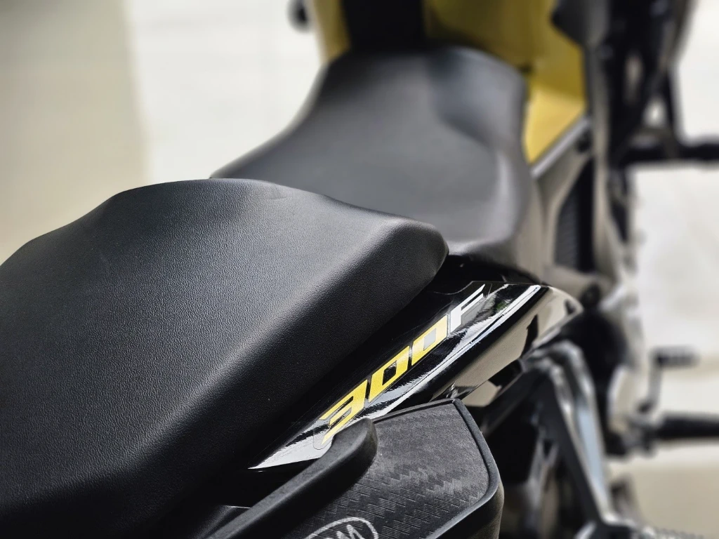 Honda CB 300F Twister Flex 2023 dourada à venda no Motonline - foto 5 de 14
