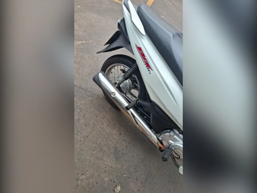 Honda BIZ 110i 2023 branca à venda no Motonline - foto 4 de 5