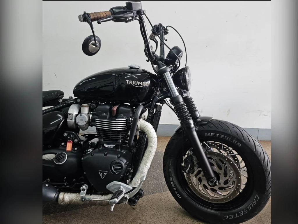 Miniatura da foto 10 - Triumph Bonneville Bobber Black 1200cc 2019