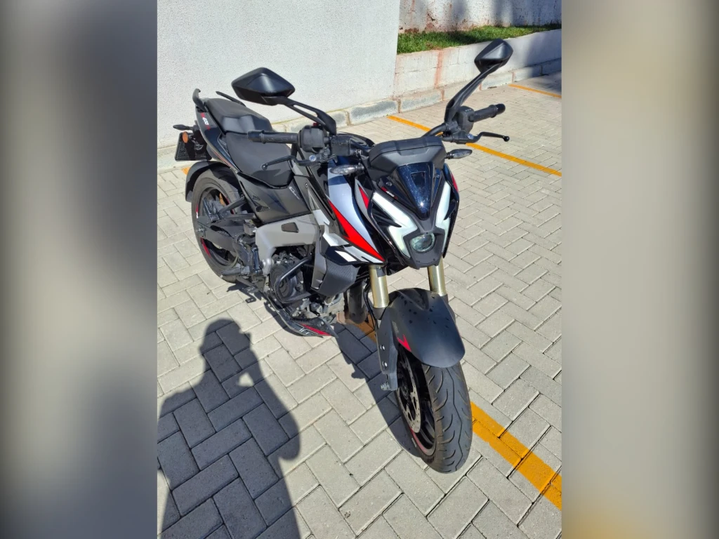 Bajaj Dominar 250 2025 preta à venda no Motonline - foto 8 de 8